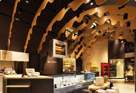 秋には幻想的な黄色の世界に