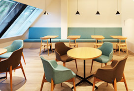 店内のカフェでゆったりとお菓子を味わえます